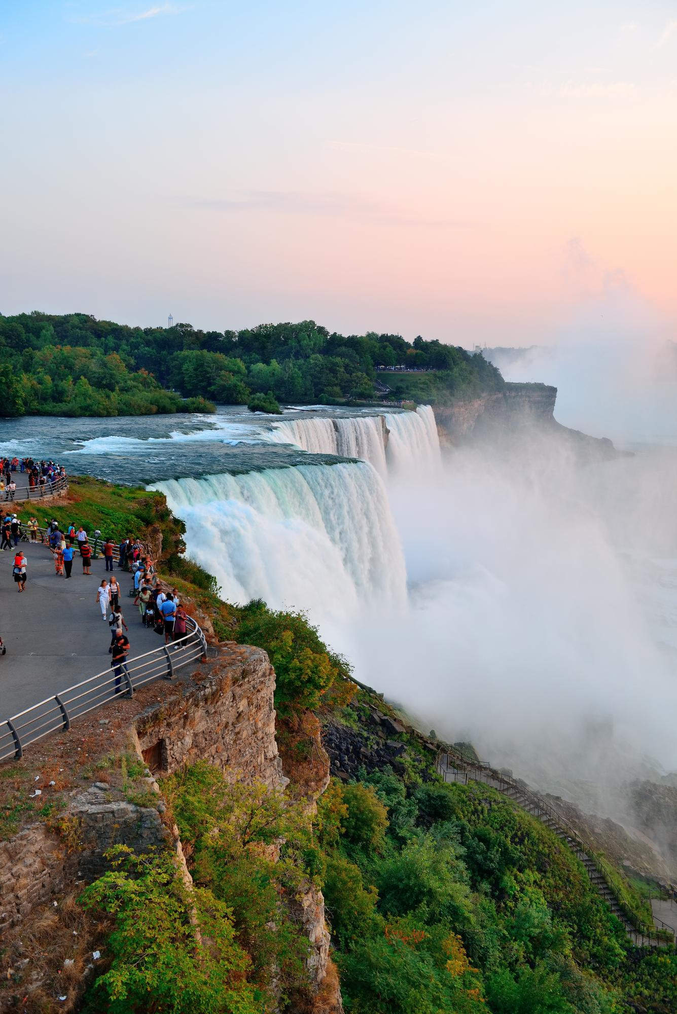 A continuación se presenta un análisis comparativo de las ventajas, requisitos y condiciones de residencia fiscal en Chipre, Ceuta, Canarias, Dubai, Andorra y Paraguay, con un enfoque en la facilidad de acceso, la inversión mínima necesaria y la seguridad y sostenibilidad de cada destino para nómadas fiscales, freelancers o empresarios digitales.
Comparativa general
Jurisdicción Inversión mínima Requisito de estancia Fiscalidad principal Dificultad del proceso Observaciones clave
Chipre 300.000 € (inversión inmobiliaria o fondo local) 60 días/año para Non-Dom 0 % dividendos, 0 % plusvalías, 12,5 % sociedades. Media Residencia dentro de la UE, pero el coste inicial es alto.
Ceuta Sin inversión Residencia habitual: 183 días 60 % descuento IRPF y 50 % sociedades Baja Válido solo para residentes españoles. No hay requisitos de inversión.
Islas Canarias Sin inversión 183 días/año. IGIC 7 % (IVA local reducido) y ventajas empresariales ZEC Baja Plenamente integrado en la UE. Ideal para autónomos y pymes españolas.
Dubai (EAU) Desde 5.000 USD/mes de ingresos, o empresa registrada. 183 días/año. 0 % IRPF, 0 % dividendos, 0-9 % sociedades (según facturación) Media-baja Lugar global, sin impuestos personales, pero alto coste de vida.
Andorra 600.000 € inversión + depósito, 50.000 € . Muy pronto, 800.000 € 90 días mínimos. 183 días para residencia activa. 10 % IRPF y sociedades Alta Muy estable y segura, pero sólo rentable para patrimonios medios-altos.
Paraguay
70.000 USD inversión o RUC activo.
Si no deseas la residencia permanente, la inversión es 0
No establece días mínimos. 0 % sobre rentas extranjeras Muy baja Proceso rápido, económico y fiscalmente ligero. Ideal para nómadas.
Detalle por destino
Chipre
Chipre combina un régimen Non-Dom de baja fiscalidad con pertenencia a la Unión Europea, permitiendo pagar 0 % sobre dividendos y plusvalías y solo el 12,5% de impuesto corporativo. Es una opción sólida para europeos que buscan legalidad plena en la UE, aunque la barrera de entrada desde 300.000 € limita el acceso a inversores o empresarios con capital medio-alto.
Ceuta y Melilla
Ambas ciudades españolas ofrecen una de las mejores ventajas fiscales dentro de España, con bonificación del 60 % en IRPF y 50 % en Impuesto de Sociedades para quienes vivan allí más de 183 días al año. No exigen inversión inicial, aunque tienen limitada infraestructura tecnológica y comercial, lo que las hace más atractivas para teletrabajadores con ingresos estables.
Islas Canarias
Canarias se destaca por su IGIC (7%), mucho menor que el IVA peninsular (21%), y por la Zona Especial Canaria (ZEC) con un Impuesto de Sociedades reducido al 4% para empresas que se instalen bajo este régimen. No requiere inversión ni trámites complejos, aunque mantener el estatus fiscal exige verdadera residencia y actividad local.
Dubai (Emiratos Árabes Unidos)
Dubai ofrece un entorno 0 % impuestos personales y diversidad de visados: Visa de nómada digital (desde 5.000 USD/mes de ingresos) o Investor Visa para quien abra empresa local. Pese a su ventaja fiscal, el costo de vida alto, la necesidad de 183 días de estancia anual y la reciente introducción del impuesto corporativo (9 %) pueden restar atractivo a freelancers de menor nivel de ingresos.
Andorra
El Principado Andorrano continúa siendo el refugio fiscal más estable de Europa, con un IRPF máximo del 10 % y entorno político sólido. Sin embargo, obtener la residencia pasiva exige inversión mínima de 600.000 € en activos o inmuebles y depósito no remunerado ante la AFA. Es ideal para empresarios consolidados, no tanto para nómadas digitales sin patrimonio importante.
Paraguay
Paraguay es el destino más flexible y económico. Permite obtener residencia permanente con una inversión comprobable de 70.000 USD o incluso mediante la residencia fiscal simple (RUC activo y certificado fiscal). No impone días mínimos de estancia ni grava la renta extranjera. Su entorno legal es estable y sus costos son muy inferiores a los de Europa o el Golfo.
Conclusión
Para un nómada fiscal o freelancer que busca baja carga fiscal, seguridad y facilidad de acceso, los destinos más recomendables son:
Paraguay: Proceso rápido, inversión simbólica, un 0 % sobre ingresos extranjeros. Sin depósito para residencia temporal
Dubai: Ideal para altos ingresos digitales con visado flexible.
Canarias o Ceuta: Perfectos para mantener vínculos legales en España con grandes ahorros fiscales.
Chipre: Excelente equilibrio entre legalidad UE y baja fiscalidad, pero más caro.
Andorra: Opción prémium y estable para empresarios con alto patrimonio.
Paraguay lidera por facilidad, coste y seguridad jurídica, posicionándose como una de las residencias fiscales más accesibles del mundo en 2025, mientras que Dubai y Chipre se consolidan como opciones intermedias para perfiles internacionales con más capacidad inversora.