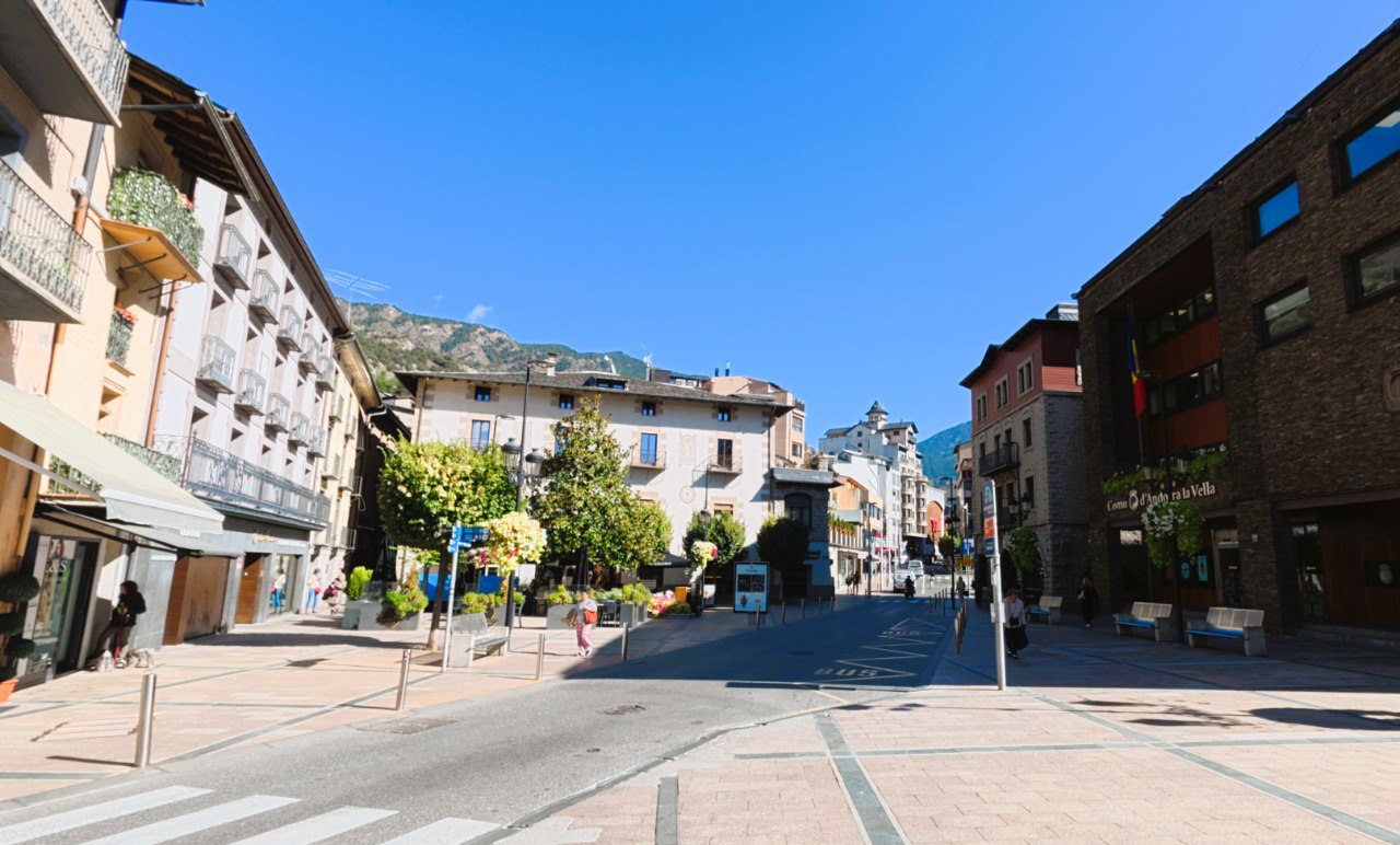 Llei qualificada de residències passives andorra setembre 2025

La limitació del creixement demogràfic engegada per Govern no només afectarà la limitació de mà d’obra poc qualificada sinó que també s’estén als permisos per a ‘rics’ que volen instal·lar-se al Principat sense cap activitat empresarial o laboral. L’executiu ha decidit modificar les condicions per a la concessió de les residències passives. Fins ara, el requisit d’inversió inicial era de 600.000 euros que es podien fer tant en un dipòsit com en la compra d’un habitatge. Aquesta segona opció és la més habitual perquè, al cap i a la fi, l’evolució del mercat immobiliari ha fet que amb l’adquisició d’un habitatge els residents passius han acabat guanyant diners. La pujada constant de preus fa que el valor actual sigui molt més alt que el d’adquisició.

Per a les noves residències passives s’ha establert un increment si l’estranger vol comprar un pis en la inversió obligatòria. Passa a 800.000 euros. Si es tracta d’un dipòsit la xifra continua sent de 600.000. L’objectiu és triple. D’una banda, es busca que el segment d’estrangers que es pot permetre l’adquisició d’un habitatge com a inversió obligatòria sigui menor en ser més car. En segon terme, s’intenta que els que arribin optin més pel dipòsit, del qual l’estat es queda l’interès que genera, que no pas per l’habitatge per deixar més unitats de venda a la gent del país. Per últim, es busca que els habitatges siguin d’un segment més car i, per tant, les unitats d’entre 600.000 i 800.000 euros no tinguin tanta demanda. La mesura ha estat presentada per la ministra de Presidència i Economia Conxita Marsol.

L’executiu també ha establert un canvi important en els permisos per a empresaris estrangers que volen instal·lar un negoci a Andorra. Fins ara havien de dipositar 50.000 euros recuperables quan marxessin i on l’Estat només es beneficiava dels interessos que generessin. També afecta els residents passius.A partir de la futura llei, es contempla crear una aportació a fons perdut a favor de l’Estat per aquella inversió inicial que han de fer els sol·licitants de residència i treball per compte propi i per als de residència passiva. D’aquesta manera, dels 50.000 euros que actualment ja s’han d’aportar, 30.000 seran a fons perdut. A més, les persones que tramitin la sol·licitud de residència passiva, també hauran d’abonar a fons perdut la meitat de l’impost actual, és a dir 6.000 euros, per cada persona a càrrec.

Cuotas de inmigración y autorizaciones. Resumen de la Ley Andorrana.

Cuotas especiales para trabajadores de temporada de países de la UE y EFTA.
Autorizaciones temporales de trabajo y residencia para nacionales no pertenecientes a la UE/EFTA en estaciones de esquí.

¿Cuáles son las regulaciones de residencia para residentes pasivos en el Principado de Andorra?

Introducción de una ley que regula los permisos de residencia pasiva para individuos que no ejercen actividades profesionales en Andorra.
Seguridad jurídica y limitaciones en los poderes discrecionales de las autoridades respecto a estos permisos.

Categorías de residencia Pasiva

Dos categorías distintas: residencia pasiva ordinaria y residencia pasiva para jubilados.
Requisitos para obtener estos permisos, incluyendo medios económicos y cobertura de seguros.

Autoridad y procedimientos del Gobierno

El gobierno es responsable de otorgar, denegar y renovar permisos de residencia.
Establecimiento de un sistema de cuotas para residentes pasivos y requisitos específicos para las solicitudes.

Obligaciones financieras y Sanciones

Depósitos financieros y tarifas anuales requeridas para los permisos de residencia pasiva.
Consecuencias por incumplimiento de las regulaciones de residencia.

Puntos clave y Destacados

Cuota para trabajadores Estacionales: Un total de 800 autorizaciones temporales para trabajadores de la UE/EFTA y 175 para otros nacionales en el sector turístico de invierno [1].

Marco legal para Residencia Pasiva: La ley busca llenar un vacío legal y regular la afluencia de residentes pasivos, asegurando certeza legal y limitando decisiones arbitrarias por parte de las autoridades [2].

Condiciones para residencia Pasiva: Los solicitantes deben demostrar estabilidad financiera, seguro de salud y arreglos de vivienda en Andorra [5].

Rol del Gobierno: El gobierno tiene la autoridad para gestionar la cuota de residentes pasivos y manejar las solicitudes, incluyendo la delegación de la firma para mayor eficiencia [6].

Renovación y cumplimiento:Directrices estrictas para la renovación de permisos y sanciones por violaciones, incluyendo la posibilidad de anulación del estatus de residencia [7].

Este resumen encapsula los principales temas y estipulaciones descritas en el documento sobre las leyes de inmigración y residencia en Andorra.