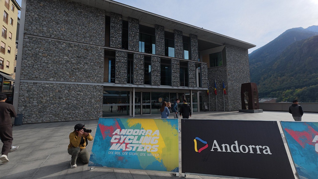 Llei qualificada de residències passives andorra setembre 2025 Cuotas de inmigración y autorizaciones. Resumen de la Ley Andorrana. Cuotas especiales para trabajadores de temporada de países de la UE y EFTA. Autorizaciones temporales de trabajo y residencia para nacionales no pertenecientes a la UE/EFTA en estaciones de esquí. Cuales son las Regulaciones de residencia para residentes Pasivos en el Principado de Andorra Introducción de una ley que regula los permisos de residencia pasiva para individuos que no ejercen actividades profesionales en Andorra. Seguridad jurídica y limitaciones en los poderes discrecionales de las autoridades respecto a estos permisos. Categorías de residencia Pasiva Dos categorías distintas: residencia pasiva ordinaria y residencia pasiva para jubilados. Requisitos para obtener estos permisos, incluyendo medios económicos y cobertura de seguros. Autoridad y procedimientos del Gobierno El gobierno es responsable de otorgar, denegar y renovar permisos de residencia. Establecimiento de un sistema de cuotas para residentes pasivos y requisitos específicos para las solicitudes. Obligaciones financieras y Sanciones Depósitos financieros y tarifas anuales requeridas para los permisos de residencia pasiva. Consecuencias por incumplimiento de las regulaciones de residencia. Puntos clave y Destacados Cuota para trabajadores Estacionales: Un total de 800 autorizaciones temporales para trabajadores de la UE/EFTA y 175 para otros nacionales en el sector turístico de invierno [1]. Marco legal para Residencia Pasiva: La ley busca llenar un vacío legal y regular la afluencia de residentes pasivos, asegurando certeza legal y limitando decisiones arbitrarias por parte de las autoridades [2]. Condiciones para residencia Pasiva: Los solicitantes deben demostrar estabilidad financiera, seguro de salud y arreglos de vivienda en Andorra [5]. Rol del Gobierno: El gobierno tiene la autoridad para gestionar la cuota de residentes pasivos y manejar las solicitudes, incluyendo la delegación de la firma para mayor eficiencia [6]. Renovación y cumplimiento:Directrices estrictas para la renovación de permisos y sanciones por violaciones, incluyendo la posibilidad de anulación del estatus de residencia [7]. Este resumen encapsula los principales temas y estipulaciones descritas en el documento sobre las leyes de inmigración y residencia en Andorra.