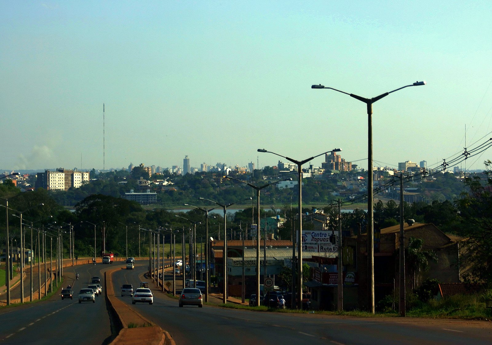 El euro digital llegará a España antes de lo previsto: cómo afectará a los autónomos y a los pequeños negocios. El Banco Central Europeo quiere lanzar antes de lo previsto el euro digital, quizás antes de 2028. Su llegada cambiará por completo los métodos de cobro y la tesorería de miles de autónomos. Además, deberán pagar los gastos para adaptarse a esta tecnología. Europa pisa el acelerador en la creación del euro digital. Ya no es una teoría, ni un proyecto difuso de Bruselas: está en marcha y afectará de manera directa a autónomos y pequeños negocios en su forma de cobrar y gestionar el dinero. Aunque todavía no tiene una fecha oficial de implantación, el Banco Central Europeo (BCE) trabaja con el horizonte de 2028 como posible fecha de lanzamiento; aunque fuentes europeas admiten que si continúa la presión de las monedas electrónicas china y estadounidense, por un lado, y las criptomonedas, por otro, podría adelantarse. Los ministros del Eurogrupo han acordado que el proyecto esté listo para su aprobación antes de final de año, lo que traslada la presión al Parlamento Europeo. La decisión supone un paso clave para la UE, que busca reducir su dependencia de redes y divisas ajenas, y un desafío para millones de pequeños negocios que pronto deberán adaptarse a una nueva forma de cobrar a sus clientes. El BCE insiste en que el euro digital convivirá con el efectivo y los pagos electrónicos actuales, pero el calendario es cada vez más ambicioso. Según los plazos más optimistas, se intentaría adelantar a China y Estados Unidos en la carrera por el dinero digital soberano. La intención es que el euro digital conviva con el resto de medios de pago en los negocios Para los autónomos y pequeños comercios, las implicaciones prácticas aún son inciertas. “Desde un punto de vista práctico, el euro digital no va a revolucionar de forma inmediata la operativa de los pequeños comercios”, advirtió a este diario Jordi Nebot, CEO de PaynoPain. “La intención es que conviva con los medios de pago existentes, pero aún no está claro cómo se integrará realmente en los sistemas que ya usan las pymes”. https://www.autonomosyemprendedor.es/articulo/todo-digital/euro-digital-llegara-antes-previsto-como-afectara-autonomos-pequenos-negocios/20251027135253046201.html