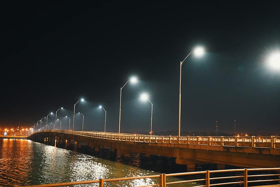 Proceso legal para obtener la residencia fiscal en Paraguay Vamos a resumir, paso por paso, cómo se consigue la residencia fiscal en Paraguay tanto como persona física (individuo) como empresa, siguiendo únicamente los métodos legales y oficiales vigentes en 2025 2026 1. Obtener la residencia migratoria (para personas físicas) Ingreso al país: Llegar a Paraguay con tu pasaporte (la mayoría de las nacionalidades europeas no necesitan visa para entrar como turista).​ Tramitación del permiso de residencia temporal: Presenta tu solicitud en la Dirección General de Migraciones junto a: Pasaporte válido y sello de ingreso Certificado de nacimiento y de estado civil (casado, divorciado, hijos…) Certificado de antecedentes penales (del país de origen y de últimos países de residencia) Todos los documentos apostillados según la Convención de La Haya.​ Validez: El permiso temporal dura 2 años. Tras este período, puedes solicitar la residencia permanente.​ 2. Obtener la cédula de identidad paraguaya Una vez aprobado tu permiso de residencia temporal, solicita tu cédula de identidad en la Policía Nacional. 3. Abrir tu RUC (Registro Único de contribuyentes) Ya con la cédula y residencia, registra tu RUC en la Subsecretaría de Estado de Tributación (SET). El RUC es obligatorio tanto para personas físicas como para empresas que operan en Paraguay. Es tu número fiscal para facturar y pagar impuestos.​ 4. Demostrar actividad fiscal local Una vez tienes RUC, no basta con abrirlo; debes demostrar que realizas una actividad económica en Paraguay (facturación, declaración de impuestos, movimientos comerciales locales).​ Si eres autónomo, factura por tus servicios o ventas en Paraguay. Si tienes empresa, asegúrate de que la sociedad realmente opera, factura y paga impuestos locales. Este paso es crucial para conseguir y mantener el certificado de residencia fiscal, y para evitar problemas con las autoridades tributarias extranjeras en caso de auditoría.​ 5. Solicitar el certificado de residencia fiscal Presenta tu solicitud ante la SET siempre en persona (o puntualmente, por correo electrónico si está habilitado el desarrollo digital). Debes acreditar: RUC activo, registrado y en regla. Cumplimiento de tus obligaciones tributarias locales. Identidad paraguaya vigente (tu cédula). En ocasiones pueden solicitar la "Constancia de Movimiento Migratorio" (registro de entradas y salidas del país), aunque no existe un requisito legal de días mínimos de estancia para que Paraguay te considere residente fiscal a todos los efectos legales.​ 6. Requisitos y tiempos estimados Trámite Tiempo estimado Costo aproximado Permiso de residencia temporal 30–90 días 400 USD Cédula de identidad 7–90 días 10–20 USD Registro Único de Contribuyentes (RUC) 2 días – 1 mes 50–100 USD Certificado de residencia fiscal 7–30 días 100–200 USD ​ Por Overkill53 - Trabajo propio, CC BY-SA 4.0, https://commons.wikimedia.org/w/index.php?curid=92475504 Proceso para EMPRESA (persona jurídica) Si tienes una sociedad o decides crear una empresa, la propia empresa debe estar dada de alta en la SET con su propio RUC y operar en Paraguay (facturación y pago de impuestos locales). La empresa puede solicitar el certificado de residencia fiscal bajo los mismos criterios: RUC activo, actividad demostrada, cumplimiento tributario.​ Puntos clave legales en 2025 - 2026 (esto puede cambiar): No existen requisitos de días mínimos de estancia para ser considerado residente fiscal paraguayo.​ Lo fundamental es tener RUC activo y demostrar actividad económica local. Mantenerte al día con tus declaraciones tributarias paraguayas. El proceso es legal, sencillo y accesible para la mayoría de las nacionalidades. Por Cmasi - Trabajo propio, CC BY-SA 4.0, https://commons.wikimedia.org/w/index.php?curid=56782571 Consejos prácticos Busca asesoría profesional local (contador especializado) para elegir la mejor forma de tributar y para no cometer errores en la designación de la actividad de tu RUC.​ En el caso de querer dejar de tributar en tu país de origen (por ejemplo, España), debes dar baja en la agencia tributaria de ese país y demostrar tu nueva residencia fiscal en Paraguay. El certificado de residencia fiscal paraguayo sirve como prueba en este tipo de trámites internacionales.​ https://soynomadafiscal.com/residencia-fiscal-paraguay/ https://www.expertosnegociosonline.com/como-conseguir-residencia-fiscal-paraguay/ https://libertadvirtual.tv/como-obtener-la-residencia-fiscal-en-paraguay-y-pagar-0-impuestos-en-2025/ https://taxencadenado.com/blog/fiscalidad-internacional/crear-empresa-en-paraguay/ https://www.vivirparaguay.com/residencia-fiscal-en-paraguay/ https://paraguaypathways.com/es/certificado-de-residencia-fiscal-en-paraguay-como-funciona-en-2025/ https://paraguaypathways.com/es/residencia-fiscal-en-paraguay-la-estancia-minima-requerida/ https://www.ferrere.com/es/novedades/certificado-de-residencia-fiscal-en-paraguay/ https://paraguaypathways.com/es/como-obtener-la-residencia-fiscal-en-paraguay-y-evitar-perderla/ https://thenomadtax.com/2025/02/paraguay-0-impuestos-residencia-fiscal/ https://comoinvertirenparaguay.com/residencia-fiscal-en-paraguay/ https://www.youtube.com/watch?v=ir-pVM_J-wg https://www.augelegalfiscal.com/como-obtener-la-residencia-fiscal-en-andorra/ https://www.vivirparaguay.com/certificado-residencia-fiscal-paraguay/ https://www.cpaferrere.com/es/novedades/ https://www.dnit.gov.py/web/portal-institucional/certificado-de-residencia-fiscal-para-fines-tributarios https://www.exteriores.gob.es/Embajadas/lapaz/es/ServiciosConsulares/Paginas/index.aspx?scca=Visados&scco=Bolivia&scd=168&scs=Visado+de+estancia+%28visado+Schengen%29 https://eludoteca.org/paraguay/ https://www.residirparaguay.com/post/residencia-fiscal-en-paraguay-gu%C3%ADa-realista-1 https://www.vivirparaguay.com/servicios/fiscal-paraguaya/