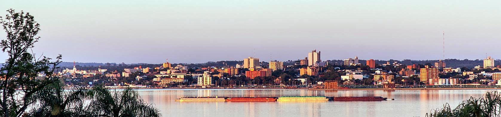 Proceso legal para obtener la residencia fiscal en Paraguay Vamos a resumir, paso por paso, cómo se consigue la residencia fiscal en Paraguay tanto como persona física (individuo) como empresa, siguiendo únicamente los métodos legales y oficiales vigentes en 2025 2026 1. Obtener la residencia migratoria (para personas físicas) Ingreso al país: Llegar a Paraguay con tu pasaporte (la mayoría de las nacionalidades europeas no necesitan visa para entrar como turista).​ Tramitación del permiso de residencia temporal: Presenta tu solicitud en la Dirección General de Migraciones junto a: Pasaporte válido y sello de ingreso Certificado de nacimiento y de estado civil (casado, divorciado, hijos…) Certificado de antecedentes penales (del país de origen y de últimos países de residencia) Todos los documentos apostillados según la Convención de La Haya.​ Validez: El permiso temporal dura 2 años. Tras este período, puedes solicitar la residencia permanente.​ 2. Obtener la cédula de identidad paraguaya Una vez aprobado tu permiso de residencia temporal, solicita tu cédula de identidad en la Policía Nacional. 3. Abrir tu RUC (Registro Único de contribuyentes) Ya con la cédula y residencia, registra tu RUC en la Subsecretaría de Estado de Tributación (SET). El RUC es obligatorio tanto para personas físicas como para empresas que operan en Paraguay. Es tu número fiscal para facturar y pagar impuestos.​ 4. Demostrar actividad fiscal local Una vez tienes RUC, no basta con abrirlo; debes demostrar que realizas una actividad económica en Paraguay (facturación, declaración de impuestos, movimientos comerciales locales).​ Si eres autónomo, factura por tus servicios o ventas en Paraguay. Si tienes empresa, asegúrate de que la sociedad realmente opera, factura y paga impuestos locales. Este paso es crucial para conseguir y mantener el certificado de residencia fiscal, y para evitar problemas con las autoridades tributarias extranjeras en caso de auditoría.​ 5. Solicitar el certificado de residencia fiscal Presenta tu solicitud ante la SET siempre en persona (o puntualmente, por correo electrónico si está habilitado el desarrollo digital). Debes acreditar: RUC activo, registrado y en regla. Cumplimiento de tus obligaciones tributarias locales. Identidad paraguaya vigente (tu cédula). En ocasiones pueden solicitar la "Constancia de Movimiento Migratorio" (registro de entradas y salidas del país), aunque no existe un requisito legal de días mínimos de estancia para que Paraguay te considere residente fiscal a todos los efectos legales.​ 6. Requisitos y tiempos estimados Trámite Tiempo estimado Costo aproximado Permiso de residencia temporal 30–90 días 400 USD Cédula de identidad 7–90 días 10–20 USD Registro Único de Contribuyentes (RUC) 2 días – 1 mes 50–100 USD Certificado de residencia fiscal 7–30 días 100–200 USD ​ Proceso para EMPRESA (persona jurídica) Si tienes una sociedad o decides crear una empresa, la propia empresa debe estar dada de alta en la SET con su propio RUC y operar en Paraguay (facturación y pago de impuestos locales). La empresa puede solicitar el certificado de residencia fiscal bajo los mismos criterios: RUC activo, actividad demostrada, cumplimiento tributario.​ Puntos clave legales en 2025 - 2026 (esto puede cambiar): No existen requisitos de días mínimos de estancia para ser considerado residente fiscal paraguayo.​ Lo fundamental es tener RUC activo y demostrar actividad económica local. Mantenerte al día con tus declaraciones tributarias paraguayas. El proceso es legal, sencillo y accesible para la mayoría de las nacionalidades. Por Cmasi - Trabajo propio, CC BY-SA 4.0, https://commons.wikimedia.org/w/index.php?curid=56782571 Consejos prácticos Busca asesoría profesional local (contador especializado) para elegir la mejor forma de tributar y para no cometer errores en la designación de la actividad de tu RUC.​ En el caso de querer dejar de tributar en tu país de origen (por ejemplo, España), debes dar baja en la agencia tributaria de ese país y demostrar tu nueva residencia fiscal en Paraguay. El certificado de residencia fiscal paraguayo sirve como prueba en este tipo de trámites internacionales.​ https://soynomadafiscal.com/residencia-fiscal-paraguay/ https://www.expertosnegociosonline.com/como-conseguir-residencia-fiscal-paraguay/ https://libertadvirtual.tv/como-obtener-la-residencia-fiscal-en-paraguay-y-pagar-0-impuestos-en-2025/ https://taxencadenado.com/blog/fiscalidad-internacional/crear-empresa-en-paraguay/ https://www.vivirparaguay.com/residencia-fiscal-en-paraguay/ https://paraguaypathways.com/es/certificado-de-residencia-fiscal-en-paraguay-como-funciona-en-2025/ https://paraguaypathways.com/es/residencia-fiscal-en-paraguay-la-estancia-minima-requerida/ https://www.ferrere.com/es/novedades/certificado-de-residencia-fiscal-en-paraguay/ https://paraguaypathways.com/es/como-obtener-la-residencia-fiscal-en-paraguay-y-evitar-perderla/ https://thenomadtax.com/2025/02/paraguay-0-impuestos-residencia-fiscal/ https://comoinvertirenparaguay.com/residencia-fiscal-en-paraguay/ https://www.youtube.com/watch?v=ir-pVM_J-wg https://www.augelegalfiscal.com/como-obtener-la-residencia-fiscal-en-andorra/ https://www.vivirparaguay.com/certificado-residencia-fiscal-paraguay/ https://www.cpaferrere.com/es/novedades/ https://www.dnit.gov.py/web/portal-institucional/certificado-de-residencia-fiscal-para-fines-tributarios https://www.exteriores.gob.es/Embajadas/lapaz/es/ServiciosConsulares/Paginas/index.aspx?scca=Visados&scco=Bolivia&scd=168&scs=Visado+de+estancia+%28visado+Schengen%29 https://eludoteca.org/paraguay/ https://www.residirparaguay.com/post/residencia-fiscal-en-paraguay-gu%C3%ADa-realista-1 https://www.vivirparaguay.com/servicios/fiscal-paraguaya/