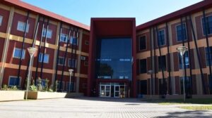 Guía completa: Ventajas de la residencia fiscal en Paraguay Impuesto sobre la renta favorable Paraguay aplica un impuesto sobre la renta que solo grava las rentas originadas dentro del país. Esto significa que si tus ingresos provienen del extranjero, no pagarás impuestos en Paraguay sobre ellos, lo que constituye una gran ventaja fiscal para profesionales y empresarios internacionales. Proceso sencillo y rápido Conseguir la residencia fiscal en Paraguay es un trámite relativamente ágil y accesible, que no requiere inversiones millonarias. Solo es necesario obtener la residencia legal y luego solicitar el certificado de residencia fiscal para acreditar la baja en tu país origen. No exigencia de permanencia mínima Paraguay no impone un requisito estricto de días mínimos de permanencia para mantener la residencia fiscal, lo que permite a los nómadas digitales y a quienes viajan frecuentemente conservar su estatus sin interés en residir de forma continua en el territorio. Bajo coste de vida Paraguay es uno de los países con menor coste de vida en América Latina, con precios accesibles en alimentación, vivienda y servicios, facilitando un estilo de vida cómodo y con capacidad de ahorro. Seguridad jurídica y política El marco legal paraguayo es estable y protege los derechos de los residentes y inversionistas. La ley garantiza la protección y confidencialidad fiscal, además de contar con un sistema judicial respetado y transparente. Facilidad para establecer empresas Paraguay ofrece un entorno favorable para la constitución y gestión de empresas, con pocos trámites burocráticos y costos reducidos, lo que facilita el desarrollo de negocios tanto locales como internacionales. Acceso a servicios financieros internacionales La residencia fiscal en Paraguay permite acceder a cuentas bancarias internacionales y servicios financieros globales, esenciales para gestionar patrimonios y cobros desde cualquier lugar del mundo. Convenios para evitar la doble imposición Paraguay tiene acuerdos con varios países para evitar la doble imposición fiscal, lo que protege a los contribuyentes de pagar impuestos duplicados en sus ingresos internacionales. Estabilidad económica y crecimiento El país presenta una economía en crecimiento con estabilidad macroeconómica, oportunidades de inversión y un sistema financiero solvente, sumando atractivo para residentes fiscales extranjeros. Impuestos y cargas reducidas Además del impuesto sobre la renta, Paraguay ofrece bajos impuestos a la propiedad y otros gravámenes, lo que contribuye a una carga fiscal global muy competitiva en comparación con otras jurisdicciones. Calidad de vida y naturaleza Paraguay combina costos bajos con una buena calidad de vida, servicios básicos accesibles y entorno natural privilegiado, ideal para quienes buscan bienestar y comodidad. Recomendaciones para solicitar la residencia fiscal Mantén la documentación actualizada y solicita el certificado de residencia ante la Subsecretaría de Estado de Tributación (SET). Consigue la residencia temporal o permanente conforme a la legislación migratoria y acredita tu baja fiscal en el país de origen. Consulta con asesores fiscales especializados para optimizar el proceso y asegurar el cumplimiento normativo internacional. Obtener la residencia fiscal en Paraguay es una oportunidad estratégica para quienes buscan optimizar su tributación, vivir con mayor libertad financiera y desarrollar proyectos tanto personales como empresariales. Solicita asesoría profesional y da el paso hacia un futuro fiscal más eficiente.