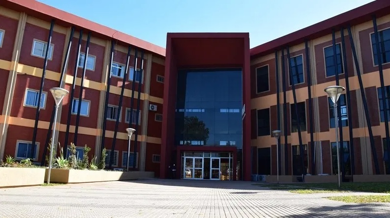 Guía completa: Ventajas de la residencia fiscal en ParaguayImpuesto sobre la renta favorable Paraguay aplica un impuesto sobre la renta que solo grava las rentas originadas dentro del país. Esto significa que si tus ingresos provienen del extranjero, no pagarás impuestos en Paraguay sobre ellos, lo que constituye una gran ventaja fiscal para profesionales y empresarios internacionales. Proceso sencillo y rápido Conseguir la residencia fiscal en Paraguay es un trámite relativamente ágil y accesible, que no requiere inversiones millonarias. Solo es necesario obtener la residencia legal y luego solicitar el certificado de residencia fiscal para acreditar la baja en tu país origen. No exigencia de permanencia mínima Paraguay no impone un requisito estricto de días mínimos de permanencia para mantener la residencia fiscal, lo que permite a los nómadas digitales y a quienes viajan frecuentemente conservar su estatus sin interés en residir de forma continua en el territorio. Bajo coste de vida Paraguay es uno de los países con menor coste de vida en América Latina, con precios accesibles en alimentación, vivienda y servicios, facilitando un estilo de vida cómodo y con capacidad de ahorro. Seguridad jurídica y política El marco legal paraguayo es estable y protege los derechos de los residentes y inversionistas. La ley garantiza la protección y confidencialidad fiscal, además de contar con un sistema judicial respetado y transparente. Facilidad para establecer empresas Paraguay ofrece un entorno favorable para la constitución y gestión de empresas, con pocos trámites burocráticos y costos reducidos, lo que facilita el desarrollo de negocios tanto locales como internacionales. Acceso a servicios financieros internacionales La residencia fiscal en Paraguay permite acceder a cuentas bancarias internacionales y servicios financieros globales, esenciales para gestionar patrimonios y cobros desde cualquier lugar del mundo. Convenios para evitar la doble imposición Paraguay tiene acuerdos con varios países para evitar la doble imposición fiscal, lo que protege a los contribuyentes de pagar impuestos duplicados en sus ingresos internacionales. Estabilidad económica y crecimiento El país presenta una economía en crecimiento con estabilidad macroeconómica, oportunidades de inversión y un sistema financiero solvente, sumando atractivo para residentes fiscales extranjeros. Impuestos y cargas reducidas Además del impuesto sobre la renta, Paraguay ofrece bajos impuestos a la propiedad y otros gravámenes, lo que contribuye a una carga fiscal global muy competitiva en comparación con otras jurisdicciones. Calidad de vida y naturaleza Paraguay combina costos bajos con una buena calidad de vida, servicios básicos accesibles y entorno natural privilegiado, ideal para quienes buscan bienestar y comodidad. Recomendaciones para solicitar la residencia fiscal Mantén la documentación actualizada y solicita el certificado de residencia ante la Subsecretaría de Estado de Tributación (SET). Consigue la residencia temporal o permanente conforme a la legislación migratoria y acredita tu baja fiscal en el país de origen. Consulta con asesores fiscales especializados para optimizar el proceso y asegurar el cumplimiento normativo internacional. Obtener la residencia fiscal en Paraguay es una oportunidad estratégica para quienes buscan optimizar su tributación, vivir con mayor libertad financiera y desarrollar proyectos tanto personales como empresariales. Solicita asesoría profesional y da el paso hacia un futuro fiscal más eficiente.