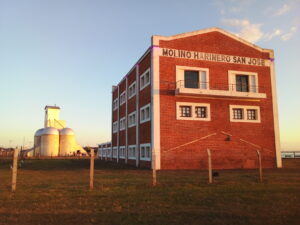 Marta Vara Tarin es una española que se mudó hace cuatro meses a Paraguay desde Barcelona y que utiliza las redes sociales para promover las bondades de nuestro país, ofreciendo guía a quienes quisieran conocer la experiencia e invertir en este “paraíso”. El diario español El Confidencial se hizo eco de ella en el artículo Marta Vara, española viviendo en Paraguay: “Mucha gente viene para unos días y al final decide quedarse porque les encanta”. “La joven celebra el buen tiempo del país y el estilo de vida que allí se practica, abriendo los brazos a todo aquel que quiera sumarse. Además, si bien la tranquilidad es uno de los factores que mejor definen al territorio, también la cantidad de proyectos y negocios que surgen para ganarse la vida en el país, algo que ha sorprendido a la española de manera grata”, comenta el portal de noticias. El Confidencial recurre a una publicación de Marta en TikTok/@catalanaenparaguay, en que expresa: “Para los que os estáis pensando venir a Paraguay, la verdad es que me gustaría mucho animaros. Aquí hay un nivel de vida buenísimo. Se está realmente superbién. Los españoles en concreto nos sentimos como en casa. (…) De hecho, la gente que viene, a veces viene para unos días y, al final, decide quedarse porque les encanta”.