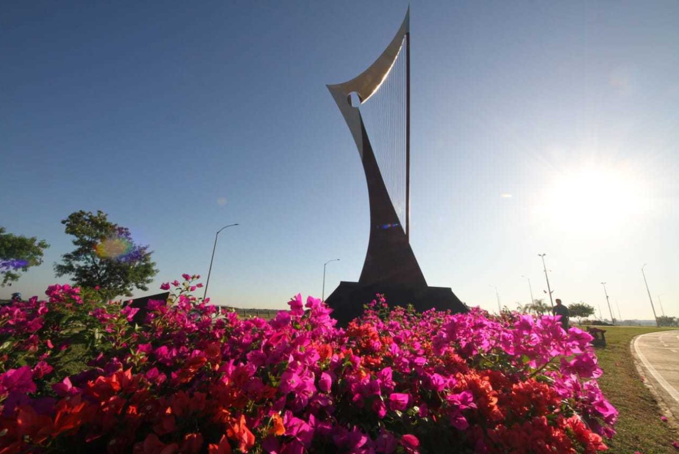 Ahorro fiscal inmediato: Residenciándote en Paraguay, puedes lograr cero impuestos sobre tus ingresos del extranjero, gracias a su régimen territorial que exime de tributar rentas obtenidas fuera del país. Dependiendo de tu caso, podrías pagar un 0 % en impuestos legalmente, conservando más de tus ganancias para reinvertir en tus proyectos.Calidad de vida y fácil integración: Disfruta de un nivel de vida excelente. Un país donde te sentirás como en casa. La comunidad local es acogedora con los españoles y la adaptación es muy sencilla; muchos que iban a probar por unos días terminan quedándose porque les encanta la vida en Paraguay (clima agradable, gente cálida y ritmo de vida positivo). Oportunidades de negocio en crecimiento: Paraguay no solo ofrece tranquilidad, sino también un entorno dinámico para emprender. Hay numerosos proyectos e inversiones emergentes, con sectores en pleno desarrollo, algo que ha sorprendido gratamente a quienes llegan buscando oportunidades. Podrás aprovechar un mercado menos saturado, con apoyo local para nuevos emprendedores. Bajo costo de vida y trámites sencillos: Tu dinero rinde más en Paraguay: gastos diarios, vivienda y servicios tienen un coste muy accesible comparado con España. Además, obtener la residencia y montar tu empresa es rápido y con requisitos mínimos (la política migratoria es muy abierta y no exige grandes inversiones ni complicaciones para establecerte). Todo el proceso puede ser más fácil de lo que imaginas con la guía adecuada. Acompañamiento experto 1-1: No tendrás que averiguarlo todo por tu cuenta. Contarás con asesoría personalizada en cada paso: desde entender la legislación hasta instalarte en la ciudad. Marta Vara te ofrece ser esa persona de confianza que te guiará en todo el proceso, resolviendo tus dudas y conectándote con los recursos necesarios. Esto te ahorra tiempo, estrés y te da seguridad para dar el salto optimizando tu dinero mediante una estrategia hecha a medida para ti. 