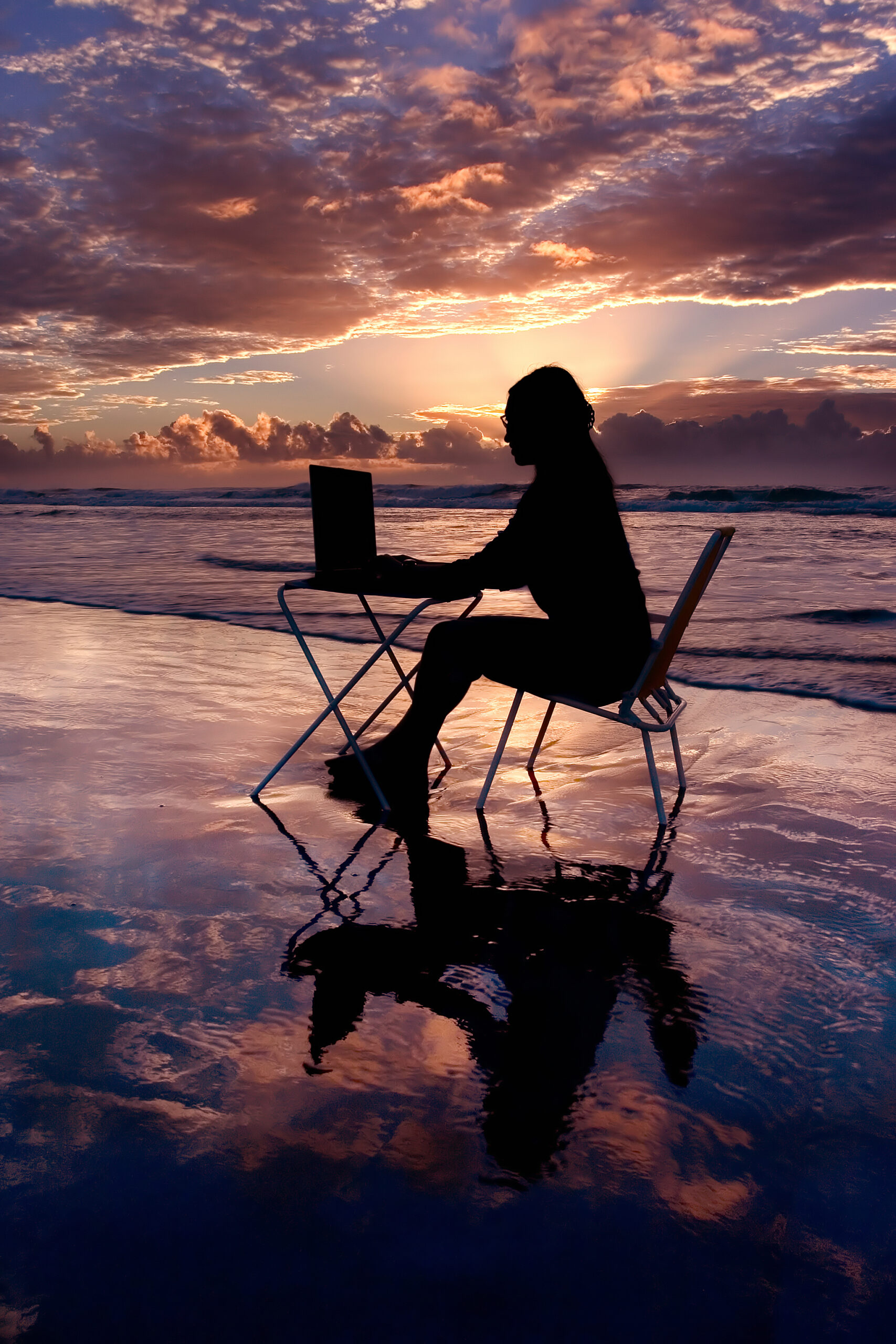 Paraguay: el país ideal para nómadas digitales y su residencia fiscal. Hoy quiero hablarles sobre mi experiencia como nómada digital con residencia fiscal en Paraguay. ¡Hola a todos! Hoy quiero hablarles sobre mi experiencia como nómada digital con residencia fiscal en Paraguay, y por qué considero que este país de Sudamérica es, a día de hoy, una de las mejores bases fiscales para quienes viven y trabajan online. Para muchos emprendedores y profesionales en el camino de ser nómadas digitales, Paraguay ha sido un lugar tranquilo y casi “secreto” en América del Sur, pero puede convertirse en la mejor residencia fiscal para nómadas digitales, y lo más interesante es que no necesariamente tienes que vivir de forma permanente en el país. A continuación, les comparto seis puntos clave que resumen por qué Paraguay es ideal para los nómadas digitales. 1. Sistema fiscal territorial: 0% sobre ingresos del exterior Uno de los aspectos más atractivos de Paraguay es su sistema de tributación territorial. Si tu actividad, clientes y facturación están fuera de Paraguay, esos ingresos se consideran renta extranjera. La renta extranjera está exenta de impuestos (0%), es decir, no tributa en Paraguay. Esto hace que muchos nómadas digitales con clientes internacionales (freelancers, marketers, programadores, consultores, creadores de contenido, e‑commerce, etc.) encuentren en Paraguay una de las residencias fiscales más eficientes del mundo. 2. Impuestos bajos si generas ingresos locales En el caso de que desarrolles alguna actividad económica dentro del país (por ejemplo, si montas un pequeño negocio local), la carga fiscal sigue siendo bastante moderada. El tipo impositivo general sobre la renta local ronda el 10%. El IVA también es del 10% en la mayoría de los casos. Para quienes combinan ingresos en línea con algún proyecto físico en Paraguay, este entorno fiscal resulta mucho más ligero que el de muchos países europeos o norteamericanos. 3. No necesitas vivir todo el año en Paraguay Otro de los grandes puntos a favor para los nómadas digitales es la flexibilidad de permanencia. Tras obtener tu residencia y tu número de identificación fiscal (RUC o NIF), no estás obligado a residir de forma permanente en el país. En la práctica, basta con mantener cierta vinculación y visitas periódicas (por ejemplo, cada 1–3 años, según el caso y la interpretación de la normativa), lo que te permite seguir viajando por el mundo sin perder tu estatus de residente fiscal. Esta combinación –residencia fiscal estable y libertad geográfica– es exactamente lo que muchos nómadas digitales están buscando. 4. Proceso de residencia relativamente sencillo Comparado con otros países, el proceso para obtener residencia en Paraguay suele ser: Más rápido. Menos burocrático (si vas bien asesorado). Con requisitos económicos y documentales razonables. Con la ayuda de consultores especializados, es posible: Tramitar residencia temporal o permanente. Obtener la cédula de identidad paraguaya. Conseguir tu número fiscal (RUC/NIF) en cuestión de semanas o pocos meses, según el caso y la vía elegida. 5. Estabilidad legal y entorno tranquilo Más allá de los impuestos, Paraguay ofrece algo muy valioso para quienes trabajan online: seguridad jurídica y tranquilidad. La legislación fiscal relacionada con la residencia y la renta extranjera es relativamente clara y estable. Es un país considerado acogedor y económico, con un coste de vida competitivo si decides pasar temporadas allí. Esto permite disfrutar de un estilo de vida nómada, pero con la estabilidad legal de tener una base fiscal definida y reconocida. 6. Una base fiscal sólida para un estilo de vida libre Resumiendo, la residencia fiscal en Paraguay es una opción muy interesante para nómadas digitales que: Quieren reducir su carga tributaria de forma legal. Buscan un sistema de 0 % sobre ingresos extranjeros y baja tributación sobre ingresos locales. Desean mantener su libertad para viajar sin estar sujetos a una exigencia de presencia física constante en el país. Ser nómada en un país acogedor, económico y fiscalmente eficiente te permite disfrutar de la aventura y explorar el mundo, sin renunciar a la seguridad y estabilidad legal que ofrece una residencia fiscal bien estructurada en Paraguay. Si estás pensando en dar el paso y convertirte en nómada digital, o si ya lo eres pero tu situación fiscal no está optimizada, vale la pena que tengas a Paraguay en tu lista corta de opciones. Antes de tomar cualquier decisión, eso sí, consulta siempre con un profesional especializado en fiscalidad internacional y residencia en Paraguay para adaptar todo a tu caso concreto.