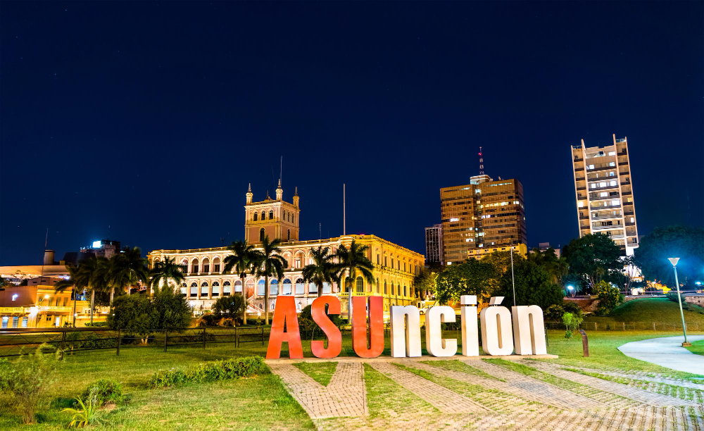 La comparación entre el Principado de Andorra y Paraguay es recurrente para quienes buscan optimizar su carga fiscal, pero ambos destinos operan bajo filosofías tributarias y requisitos de vida radicalmente distintos. A continuación, detallo las diferencias clave, ventajas y desventajas actualizadas a marzo de 2026. 1. Residencia Fiscal en Andorra Andorra es un destino de "baja fiscalidad" pero con altos estándares europeos y requisitos de entrada cada vez más exigentes. Tipos de Residencia Residencia Activa (Cuenta Propia): Requiere crear una empresa (mínimo 34% de acciones), trabajar en ella y un depósito de 50.000 € en la autoridad financiera (AFA). Actualmente, el sistema de cuotas está muy saturado y el Gobierno regula estrictamente la entrada. Residencia Pasiva (Sin actividad lucrativa): Pensada para inversores. Requiere una inversión mínima en activos andorranos (inmobiliario, fondos, etc.) de 800.000 € (recientemente subida desde los 600.000 €) y un depósito de 47.500 € más 9.500 € por dependiente. Ventajas Impuestos bajos pero estables: IRPF máximo del 10% (los primeros 24.000 € están exentos). Impuesto de Sociedades: 10% (con dividendos de empresas andorranas exentos al 100% para el residente). Calidad de Vida: Seguridad ciudadana total, sistema sanitario de primer nivel y entorno natural. Sustancia Real: Es muy fácil defender la residencia fiscal ante países como España o Francia debido a su infraestructura. Desventajas Falta de cupos: Como bien dices, la disponibilidad de permisos de residencia activa es limitada y el proceso burocrático se ha vuelto más lento. Coste de entrada: La inversión necesaria para la pasiva o el depósito para la activa son elevados. Coste de vida: El precio del alquiler y la vivienda en Andorra ha subido drásticamente en los últimos dos años. 2. Residencia Fiscal en Paraguay Paraguay es actualmente el destino más popular para nómadas digitales y perfiles que buscan "tributación territorial". El Modelo Fiscal: Territorialidad A diferencia de Andorra, que grava tu renta mundial (aunque a un tipo bajo), Paraguay solo grava los ingresos generados dentro del país. Si trabajas para el extranjero o tienes inversiones fuera, pagas un 0% de impuestos. Ventajas 0% Impuestos sobre renta extranjera: Es la ventaja reina. Si tus clientes o dividendos vienen de fuera, no tributas nada. Facilidad de obtención: No requiere inversiones de cientos de miles de euros. Se puede obtener mediante la figura del profesional o una inversión pequeña. Bajos requisitos de estancia: A diferencia de Andorra (que exige 183 días para la residencia fiscal), Paraguay es mucho más flexible, aunque para obtener el certificado fiscal para el extranjero, se recomienda pasar tiempo allí o tener "intereses vitales". Coste de vida: Muy inferior al europeo. Desventajas Seguridad y Servicios: Aunque Paraguay ha mejorado mucho, no ofrece los niveles de seguridad ni la calidad de salud/infraestructura pública de Andorra. Defensa ante Hacienda: Si eres español o francés, obtener la baja fiscal en tu país de origen usando Paraguay es más difícil que con Andorra, ya que Hacienda puede alegar que no tienes "sustancia" o residencia real si no pasas allí la mayor parte del año. Característica Principado de Andorra Paraguay Sistema Fiscal Mundial (Máx. 10%) Territorial (0% sobre el exterior) Inversión Mínima Elevada (800k€ pasiva / 50k€ activa) Mínima / Baja Coste de Vida Alto Bajo Seguridad Jurídica Muy Alta (Estándar UE) Media Días de Estancia 183 días Flexible (aunque 120+ para cert. fiscal)