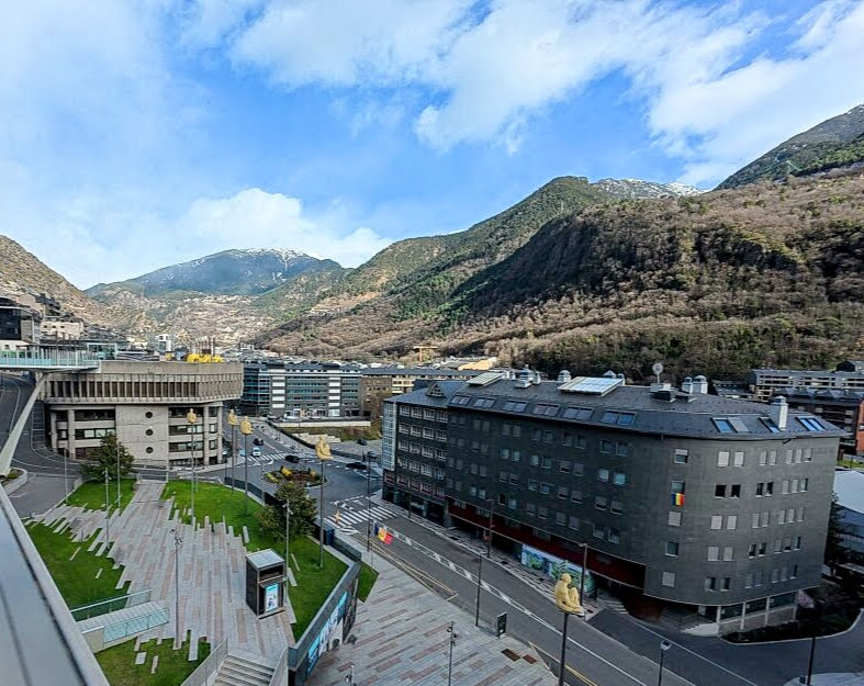 Si bien Andorra es el estándar de oro en Europa, la realidad administrativa actual, falta de cupos y aumento de depósitos ha hecho que Paraguay pase de ser un plan B a ser la opción preferida para muchos perfiles internacionales en este 2026.

Lo que hace que Paraguay sea realmente ventajoso no es solo pagar menos, sino la libertad operativa que ofrece. Aquí tienes los puntos clave por los que es tan interesante:

1. El Sistema de Tributación Territorial (El "Santo Grial")

Esta es la ventaja número uno. A diferencia de la mayoría de países (incluida Andorra), Paraguay no grava tus ingresos extranjeros.

Si ganas dinero fuera: (Dividendos de una empresa en otro país, trading, clientes de EE. UU. o Europa, alquileres fuera de Paraguay), pagas un 0 % de impuestos de forma totalmente legal.

Andorra vs. Paraguay: En Andorra pagas el 10 % de todo lo que ganes en el mundo. En Paraguay, lo de fuera es "invisible" para el fisco.

2. Requisitos de estancia Flexibles

Para mantener la residencia fiscal en Andorra debes pasar, por ley, 183 días allí (residencia activa).

En Paraguay, una vez que tienes tu cédula y tu RUC (número de identificación fiscal), el sistema es mucho más laxo. Puedes mantener tu residencia visitando el país apenas una vez al año o cada dos años (según el tipo de permiso), aunque para obtener un certificado fiscal sólido para presentar en el extranjero, se recomienda tener una base allí.

3. Facilidad de entrada y bajos costes

Mientras que Andorra te pide depósitos de 50.000 € (activa) o inversiones de 800.000 € (pasiva), en Paraguay:

Inversión mínima: No es obligatoria para la residencia temporal (que dura 2 años y te da derecho a Cédula y RUC desde el primer día).

Residencia por inversión: Existe el programa SUACE para obtener la residencia permanente directa, pero incluso así, la inversión requerida (unos 70.000 USD) es una fracción de lo que pide Andorra.

4. Coste de Vida y Estilo de Vida

Poder adquisitivo: Con 2 000 € al mes en Andorra eres clase media-baja debido a los alquileres. En Paraguay, con esa misma cifra, vives en las mejores zonas de Asunción (como el barrio de Villa Morra o Santa Teresa) con un nivel de lujo alto.

Servicios: El internet es de alta velocidad y muy económico, lo que lo hace ideal para nómadas digitales o negocios online.

Version en Français / Version en Français

Ce qui rend le Paraguay vraiment avantageux en 2026, c'est la combinaison de la liberté de mouvement et de la fiscalité territoriale.

Points forts du Paraguay :

Impôt 0 % sur les revenus mondiaux, contrairement à l'Andorre (10 %), le Paraguay taxe uniquement les revenus générés à l'intérieur du pays. Si votre business est international, vous ne payez rien.

Flexibilité de présence : Il n'est pas nécessaire de résider 183 jours par an pour conserver son statut, ce qui est idéal pour les voyageurs.

Coût d'entrée dérisoire : Pas besoin de dépôts massifs de 50 000 € ou d'investissements de 800 000 €. La résidence temporaire est accessible avec très peu de frais.

Vie de luxe à moindre coût : Le pouvoir d'achat y est trois à quatre fois supérieur à celui de l'Andorre ou de l'Europe.

