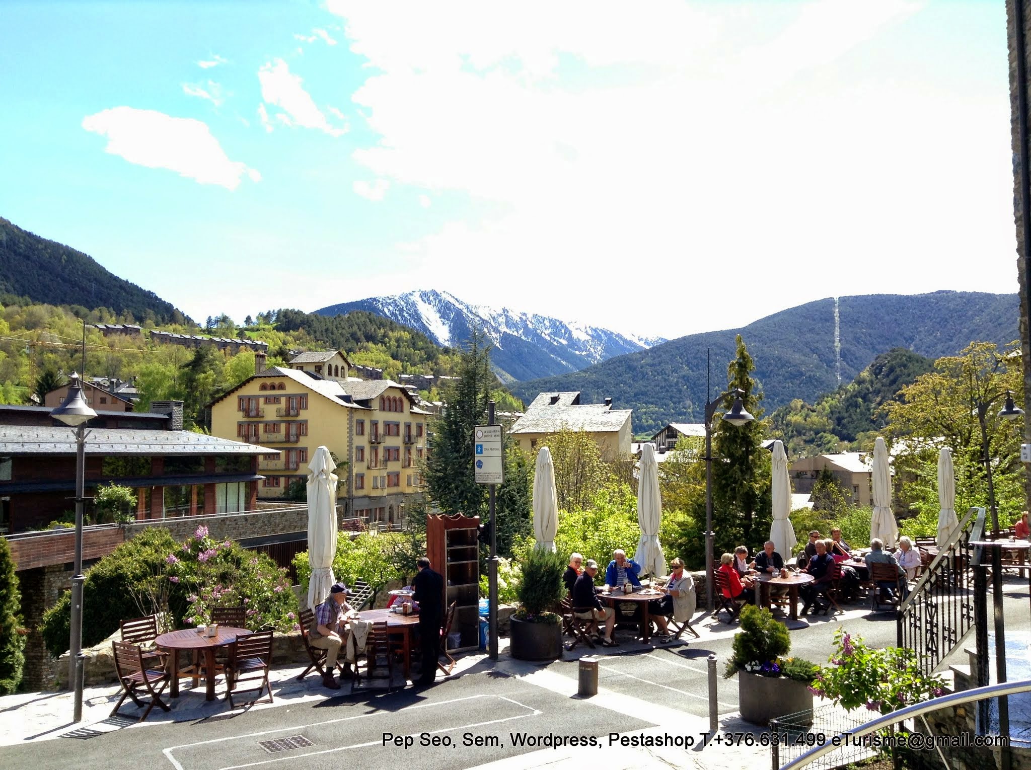 Andorra. Esgotada la quota per a residents passius. Govern ha comunicat als gestors que no facin noves sol·licituds, ja que el contingent de 600 autoritzacions obert el març del 2023 s’ha acabat i no es farà cap moviment fins que entri en vigor la Llei de consolidació i continuïtat de les mesures per al creixement sostenible. Govern ha tancat l’aixeca (de moment) a l’arribada de residents passius. La quota que fins ara estava vigent, aprovada el març del 2023, s’ha esgotat. Així s’ha comunicat, segons ha pogut saber Altaveu als professionals que treballen en l’assessorament i les gestions per a aquestes persones. De moment, es demana que no es presenti cap sol·licitud perquè quedaran totes denegades. Fonts de l’executiu han indicat que s’està a l’espera que entri en vigor la Llei de consolidació i continuïtat de les mesures per al creixement sostenible per decidir si s’obre una nova quota. Previsiblement, serà així -a falta de marcar el nombre de permisos- i, això sí, ja amb l’enduriment dels requisits en marxa. L’actual quota estava en vigor des del març del 2023. Per tant, gairebé ha trigat dos anys a esgotar-se. Llavors, es van habilitar un total de 600 permisos, dividits en diferents modalitats. La més nombrosa, amb 490, eren les autoritzacions de residència sense activitat lucrativa. També es van aprovar 30 per a professionals amb projecció internacional, 50 per raons d’interès científic, cultural i esportiu i 30 per a ingrés en centres geriàtrics privats o en establiments de cures mèdiques o terapèutiques. La situació ha coincidit, justament, amb l’aprovació al Consell General de la Llei de consolidació i continuïtat de les mesures per al creixement sostenible. El text fixa noves regles del joc, força més exigents, per a aquest col·lectiu. Així, eleva fins al milió d’euros el valor de la inversió mínima que cal acreditar en actius andorrans i obliga a un ingrés de 50.000 euros a l’Autoritat Financera Andorrana (AFA) que seran a fons perdut. A diferència de la normativa encara en vigor, aquests diners no seran recuperables. Justament per això, fonts del Govern han explicat que, per ara, no s’aprovarà cap quota nova. Es vol esperar que la llei estigui en vigor, fet que hauria de succeir en un termini d’unes tres setmanes. Tot a l’espera, cal recordar, que la sancionin els Coprínceps. Un cop es publiqui es valorarà com actuar. Les mateixes fonts apunten que el més probable és que es faci un nou decret de quota per a residents passius. Això sí, ja tenint en compte els nous requisits. Faltaria, però, decidir el contingent. És a dir, el nombre de permisos que s’obririen, tot tenint en compte que, per altres modalitats, s’ha volgut limitar-les amb l’objectiu de posar fre a l’increment poblacional del país en els darrers anys. https://www.altaveu.com/actualitat/economia/esgotada-quota-residents-passius_73002_102.html