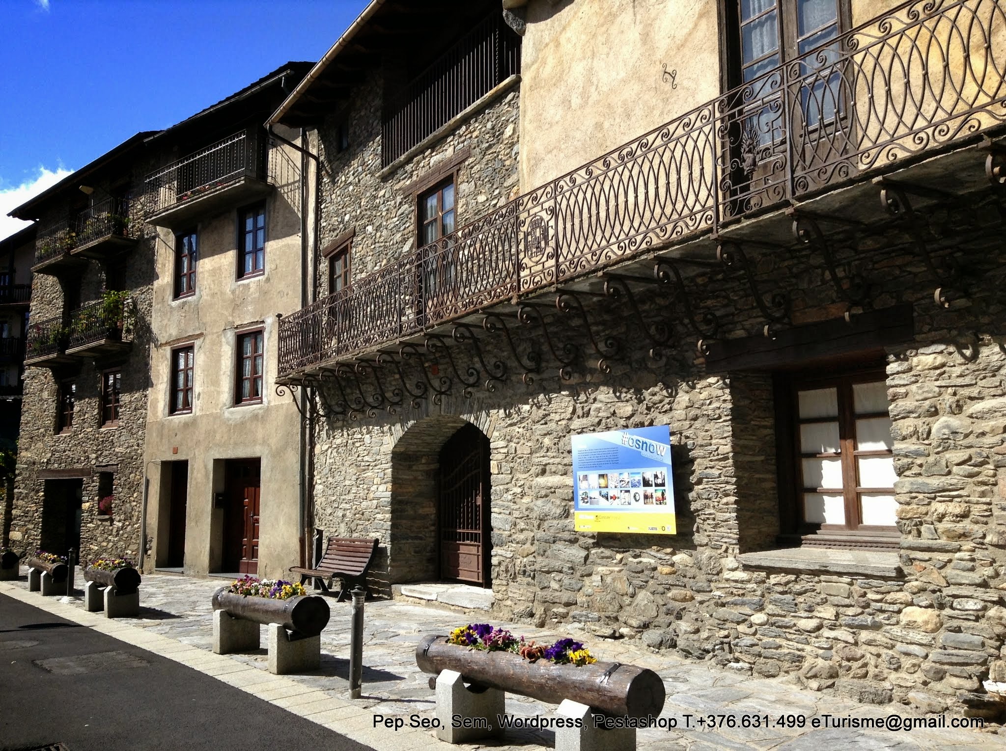 Andorra. Esgotada la quota per a residents passius. Govern ha comunicat als gestors que no facin noves sol·licituds, ja que el contingent de 600 autoritzacions obert el març del 2023 s’ha acabat i no es farà cap moviment fins que entri en vigor la Llei de consolidació i continuïtat de les mesures per al creixement sostenible. Govern ha tancat l’aixeca (de moment) a l’arribada de residents passius. La quota que fins ara estava vigent, aprovada el març del 2023, s’ha esgotat. Així s’ha comunicat, segons ha pogut saber Altaveu als professionals que treballen en l’assessorament i les gestions per a aquestes persones. De moment, es demana que no es presenti cap sol·licitud perquè quedaran totes denegades. Fonts de l’executiu han indicat que s’està a l’espera que entri en vigor la Llei de consolidació i continuïtat de les mesures per al creixement sostenible per decidir si s’obre una nova quota. Previsiblement, serà així -a falta de marcar el nombre de permisos- i, això sí, ja amb l’enduriment dels requisits en marxa. L’actual quota estava en vigor des del març del 2023. Per tant, gairebé ha trigat dos anys a esgotar-se. Llavors, es van habilitar un total de 600 permisos, dividits en diferents modalitats. La més nombrosa, amb 490, eren les autoritzacions de residència sense activitat lucrativa. També es van aprovar 30 per a professionals amb projecció internacional, 50 per raons d’interès científic, cultural i esportiu i 30 per a ingrés en centres geriàtrics privats o en establiments de cures mèdiques o terapèutiques. La situació ha coincidit, justament, amb l’aprovació al Consell General de la Llei de consolidació i continuïtat de les mesures per al creixement sostenible. El text fixa noves regles del joc, força més exigents, per a aquest col·lectiu. Així, eleva fins al milió d’euros el valor de la inversió mínima que cal acreditar en actius andorrans i obliga a un ingrés de 50.000 euros a l’Autoritat Financera Andorrana (AFA) que seran a fons perdut. A diferència de la normativa encara en vigor, aquests diners no seran recuperables. Justament per això, fonts del Govern han explicat que, per ara, no s’aprovarà cap quota nova. Es vol esperar que la llei estigui en vigor, fet que hauria de succeir en un termini d’unes tres setmanes. Tot a l’espera, cal recordar, que la sancionin els Coprínceps. Un cop es publiqui es valorarà com actuar. Les mateixes fonts apunten que el més probable és que es faci un nou decret de quota per a residents passius. Això sí, ja tenint en compte els nous requisits. Faltaria, però, decidir el contingent. És a dir, el nombre de permisos que s’obririen, tot tenint en compte que, per altres modalitats, s’ha volgut limitar-les amb l’objectiu de posar fre a l’increment poblacional del país en els darrers anys. https://www.altaveu.com/actualitat/economia/esgotada-quota-residents-passius_73002_102.html